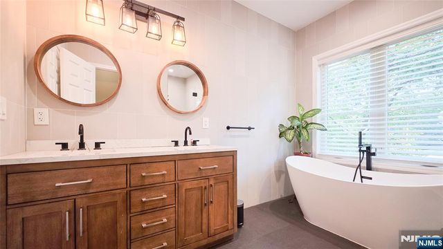 240 E Clinton Avenue, Tenafly, NJ 07670