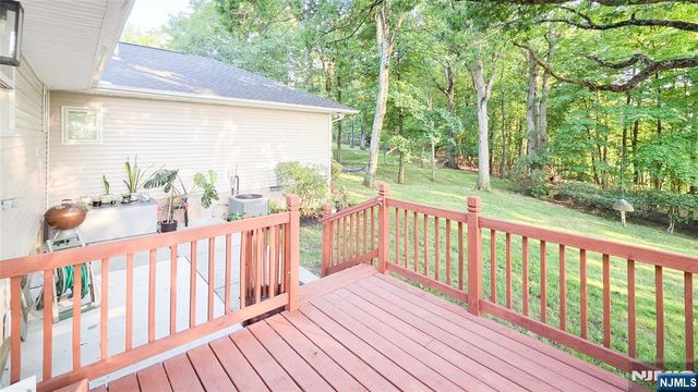 240 E Clinton Avenue, Tenafly, NJ 07670