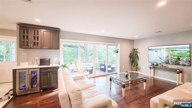 240 E Clinton Avenue, Tenafly, NJ 07670