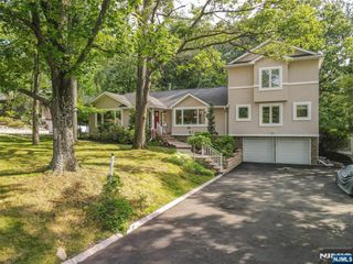 240 E Clinton Avenue, Tenafly, NJ 07670