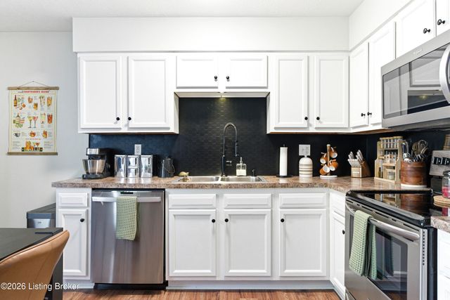 6109 Kirkwood Ct, Louisville, KY 40229