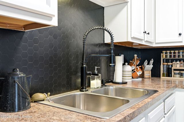 6109 Kirkwood Ct, Louisville, KY 40229