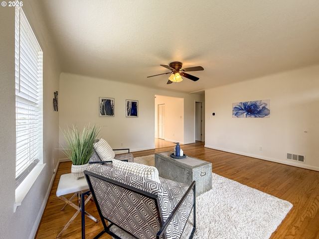 418 WILLAMETTE St, Oregon City, OR 97045