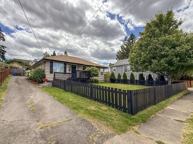 418 WILLAMETTE St, Oregon City, OR 97045
