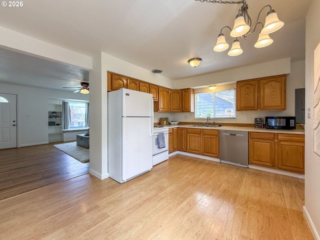 418 WILLAMETTE St, Oregon City, OR 97045