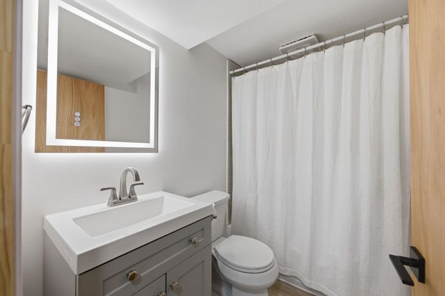 4819 E Willow Point Ct, Bel Aire, KS 67220