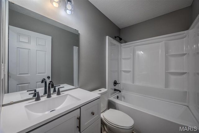 23350 Marvel Dr, Lebanon, MO 65536