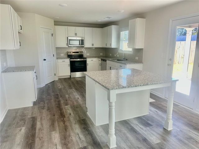 636 Rodeo Drive, Auburn, GA 30011