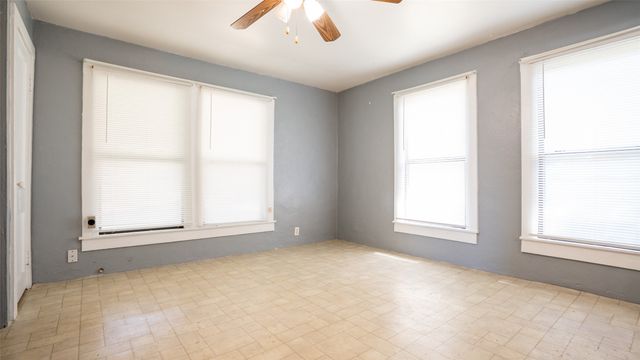 9520 Heron Drive, Fort Worth, TX 76108