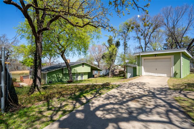 9520 Heron Drive, Fort Worth, TX 76108