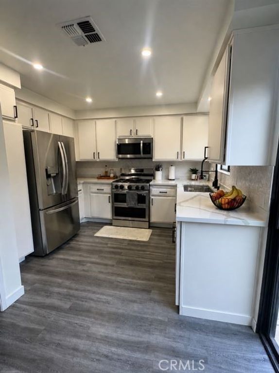 Image 5 of property listing at 13540 Hubbard, Sylmar, CA 91342