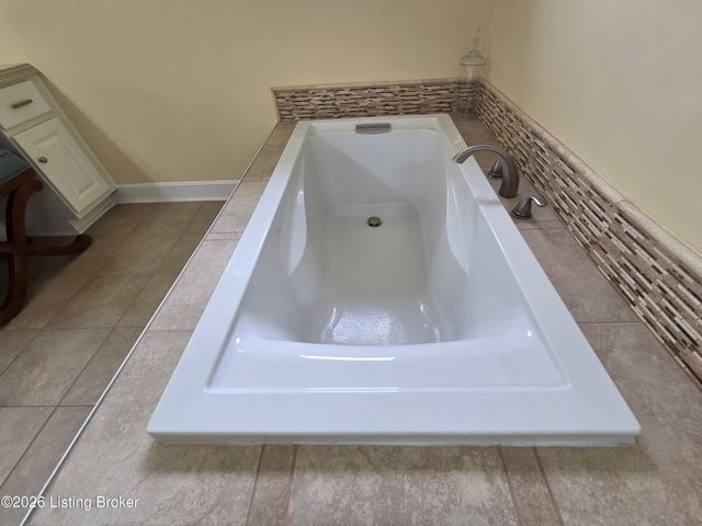 502 Lake Forest Pkwy, Louisville, KY 40245