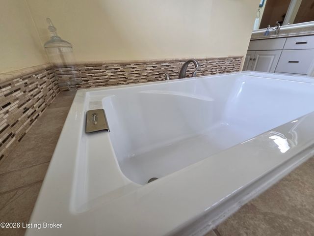 502 Lake Forest Pkwy, Louisville, KY 40245