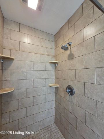 502 Lake Forest Pkwy, Louisville, KY 40245