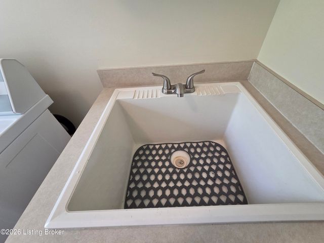 502 Lake Forest Pkwy, Louisville, KY 40245