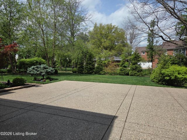 502 Lake Forest Pkwy, Louisville, KY 40245