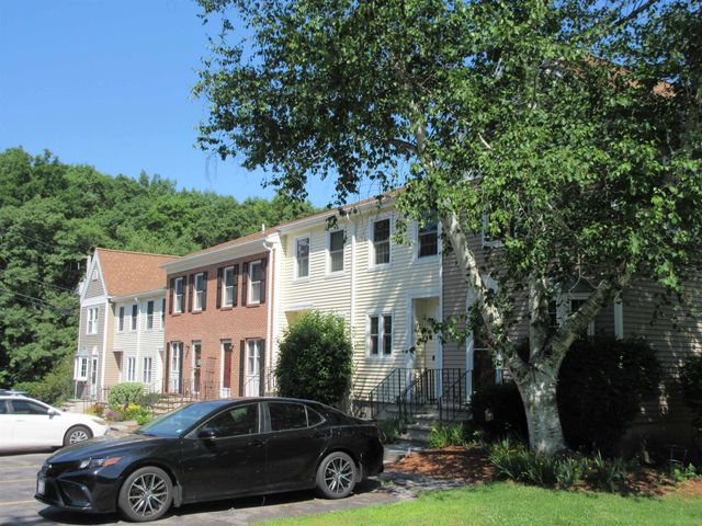 413 Fox Hollow Way, Manchester, NH 03104
