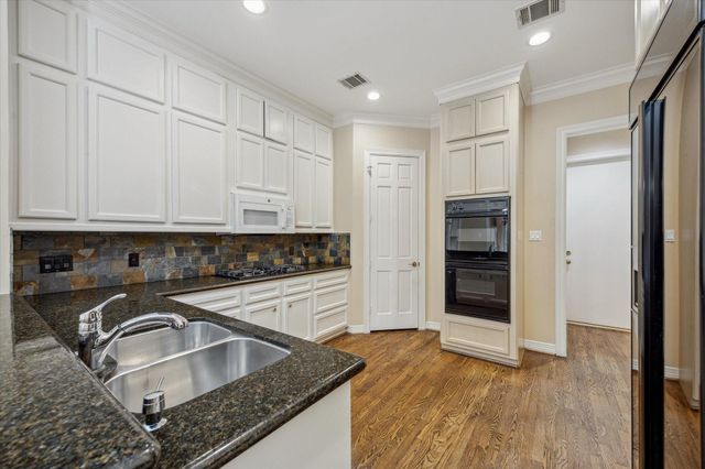 2 S Briar Hollow Lane 2, Houston, TX 77027