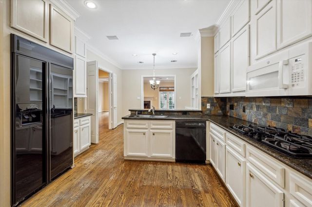 2 S Briar Hollow Lane 2, Houston, TX 77027