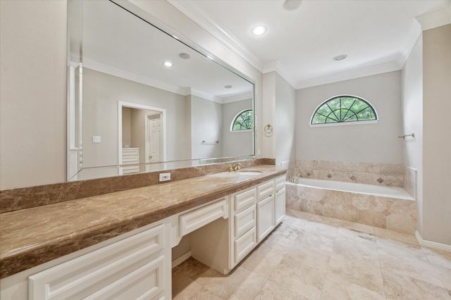 2 S Briar Hollow Lane 2, Houston, TX 77027