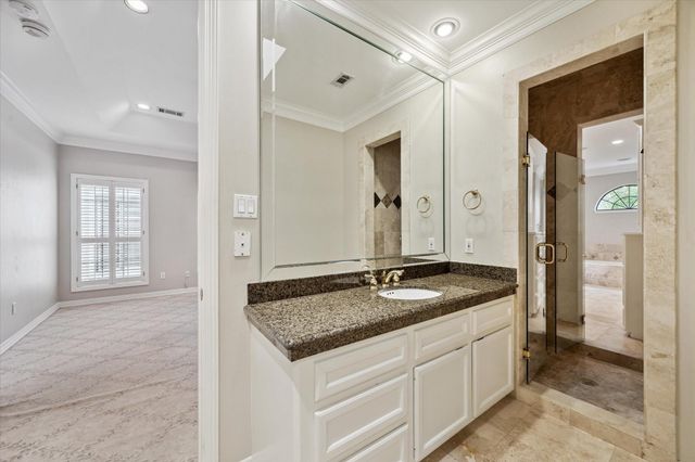 2 S Briar Hollow Lane 2, Houston, TX 77027