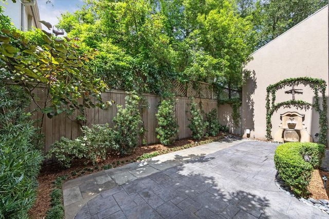 2 S Briar Hollow Lane 2, Houston, TX 77027