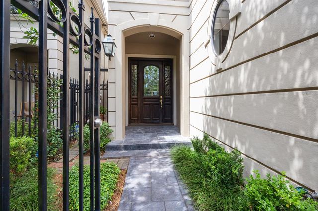 2 S Briar Hollow Lane 2, Houston, TX 77027