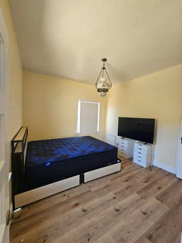 718 6th St, Modesto, CA 95354