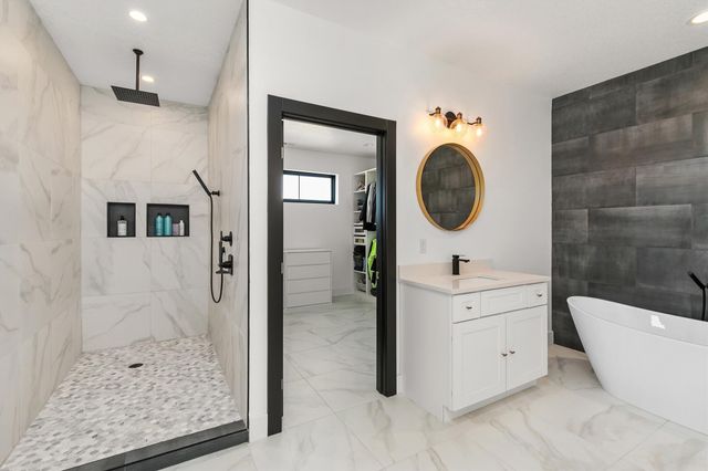 14725 Stonecrop Drive, Urbandale, IA 50323