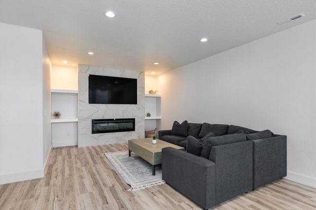 14725 Stonecrop Drive, Urbandale, IA 50323