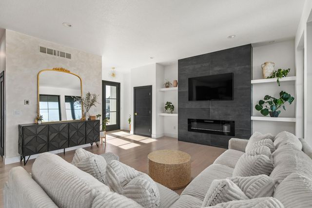 14725 Stonecrop Drive, Urbandale, IA 50323