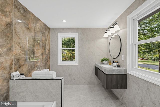 56 WESTBROOK DR, Moorestown, NJ 08057