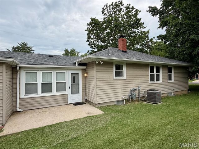 78 N Circle Drive, East Alton, IL 62024