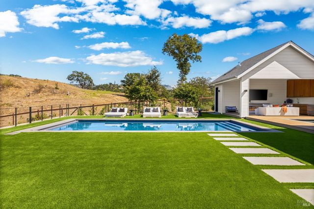 987 Mark West Springs Rd, Santa Rosa, CA 95404