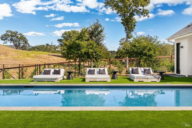 987 Mark West Springs Rd, Santa Rosa, CA 95404