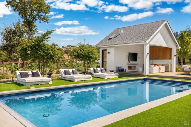 987 Mark West Springs Rd, Santa Rosa, CA 95404