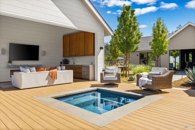 987 Mark West Springs Rd, Santa Rosa, CA 95404