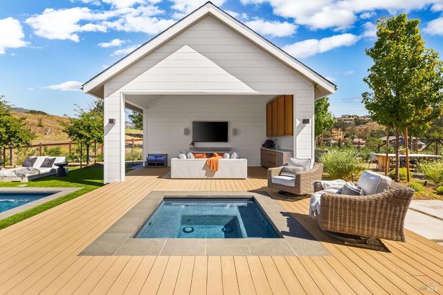 987 Mark West Springs Rd, Santa Rosa, CA 95404