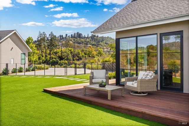 987 Mark West Springs Rd, Santa Rosa, CA 95404