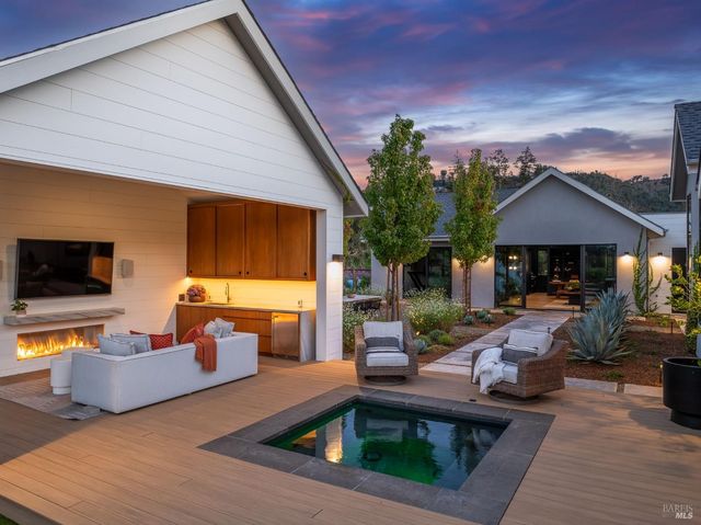 987 Mark West Springs Rd, Santa Rosa, CA 95404