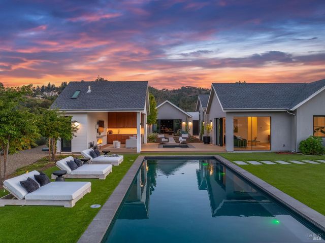 987 Mark West Springs Rd, Santa Rosa, CA 95404