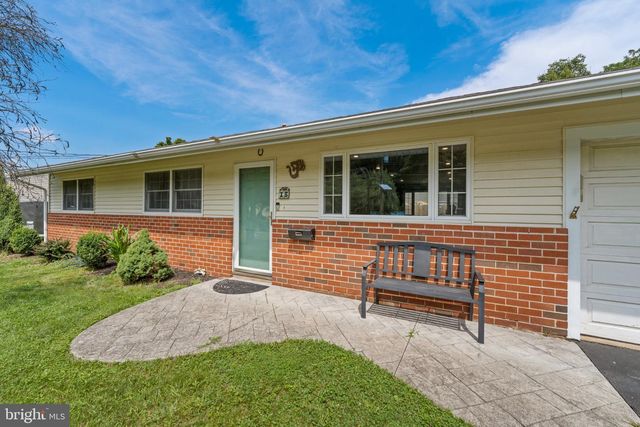 16 STOCKTON RD, Kendall Park, NJ 08824