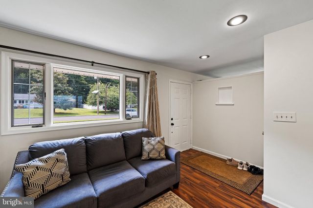 16 STOCKTON RD, Kendall Park, NJ 08824