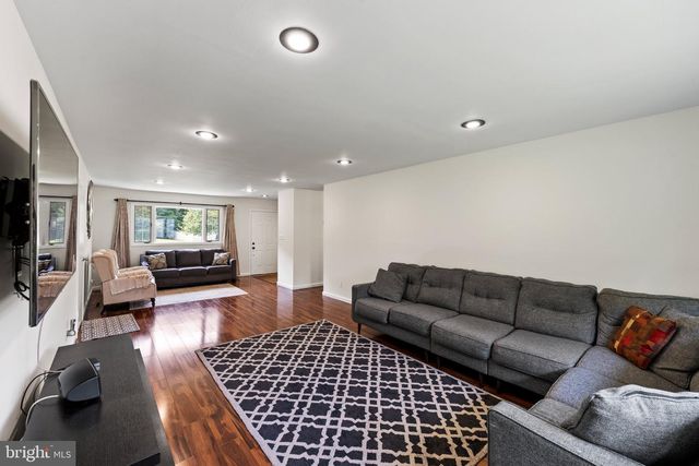 16 STOCKTON RD, Kendall Park, NJ 08824