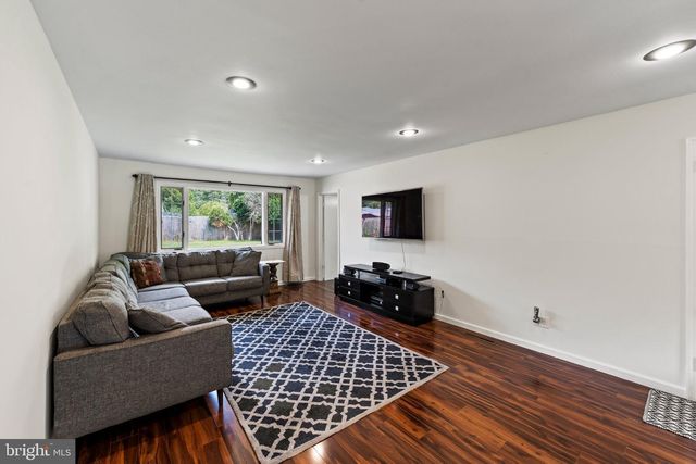 16 STOCKTON RD, Kendall Park, NJ 08824
