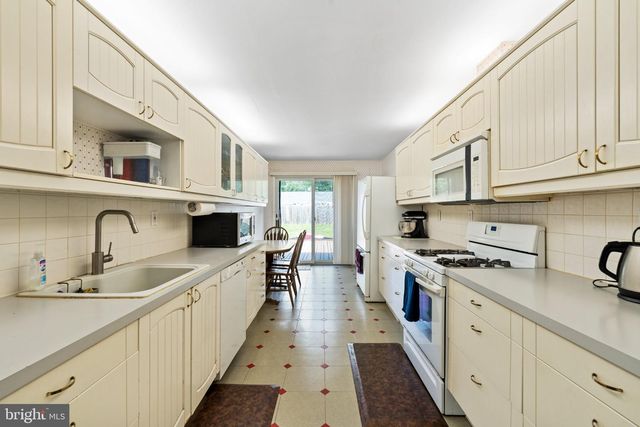 16 STOCKTON RD, Kendall Park, NJ 08824