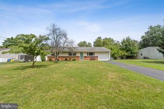 16 STOCKTON RD, Kendall Park, NJ 08824