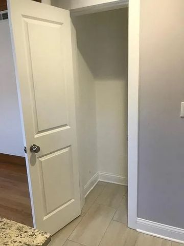 5354 W BYRON Street 2, Chicago, IL 60641