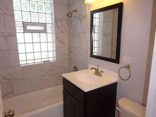 5354 W BYRON Street 2, Chicago, IL 60641