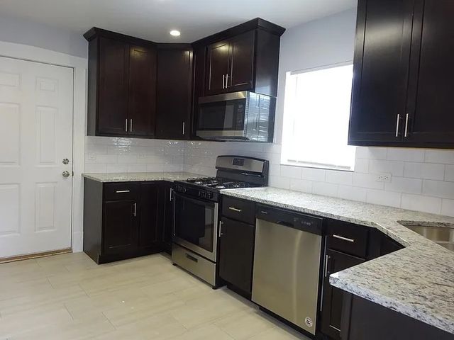 5354 W BYRON Street 2, Chicago, IL 60641